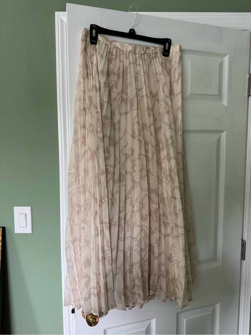 Pleated Floral long skirt in cream with slit
